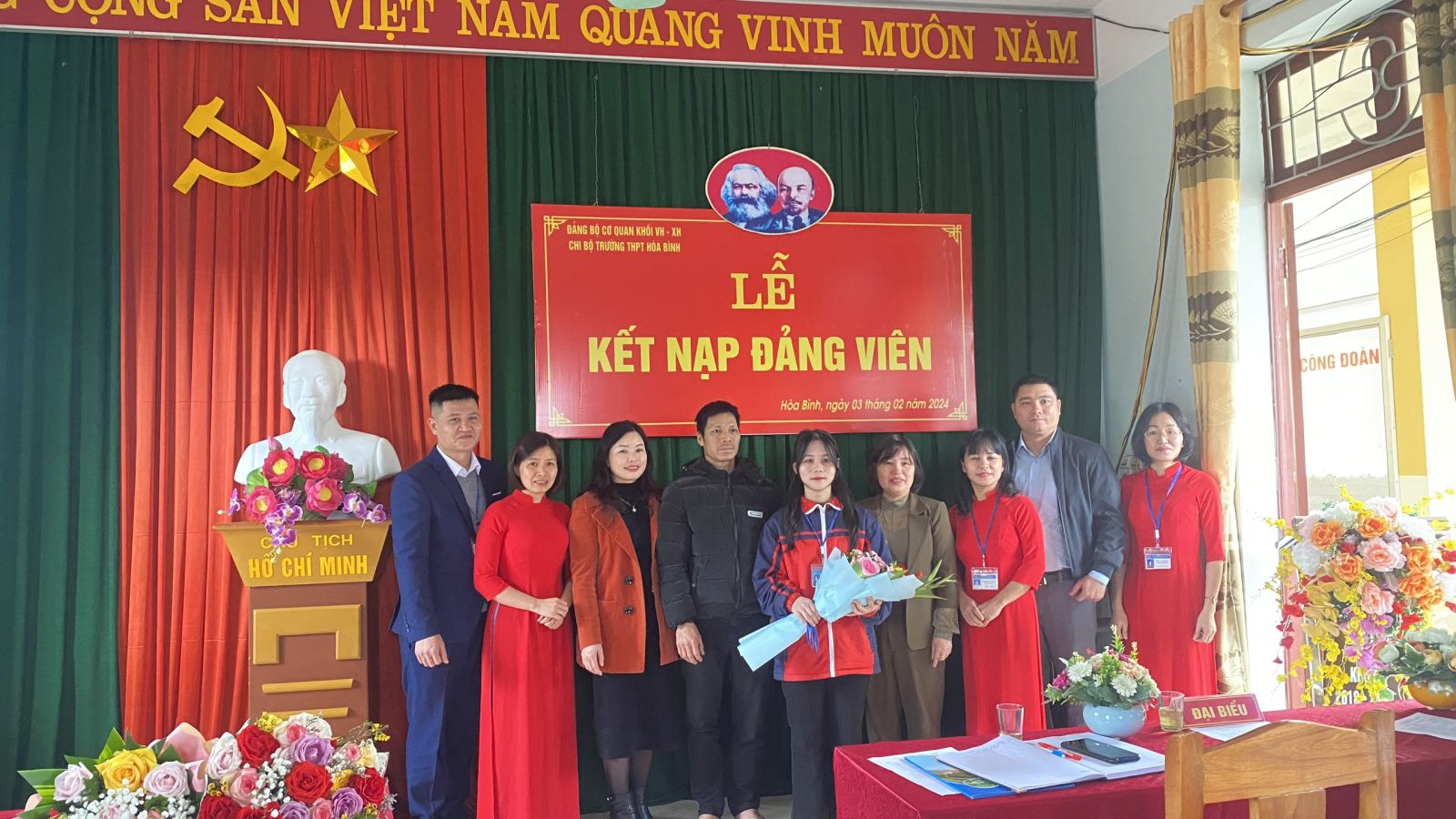 Chi bộ Trường THPT Hòa Bình tổ chức kết nạp đảng viên là Học sinh đầu tiên
